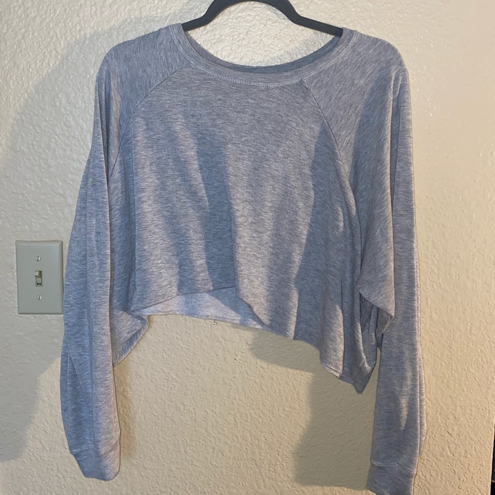 Cute gray flowy crop top. Great condition!